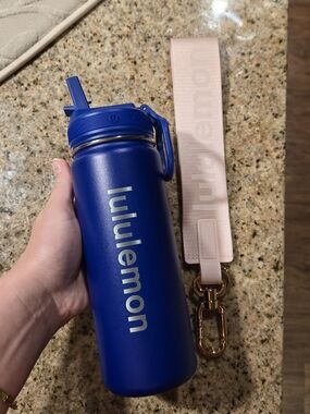 lululemon blue insulated bottle with Pink Keychain